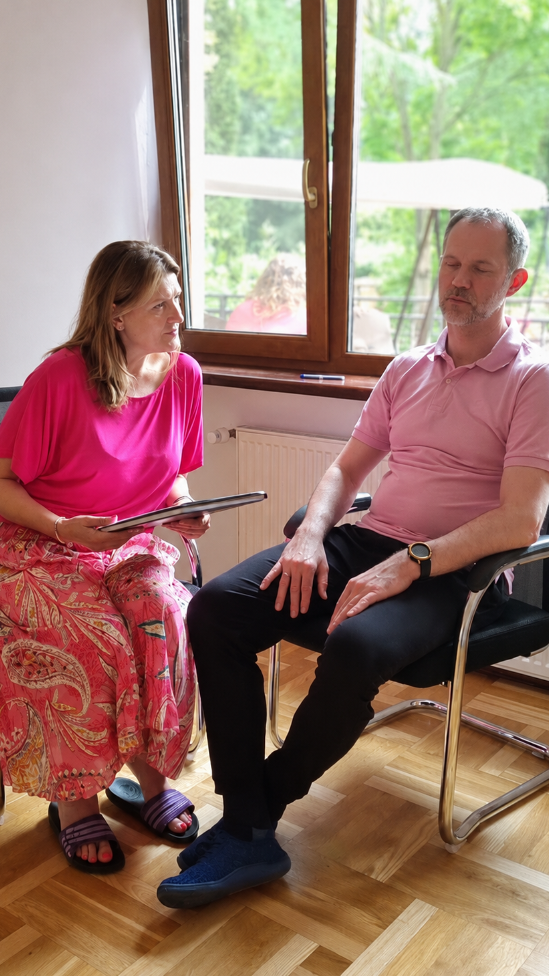 Uczestniczka ćwiczy prowadzenie sesji hipnoterapeutycznej